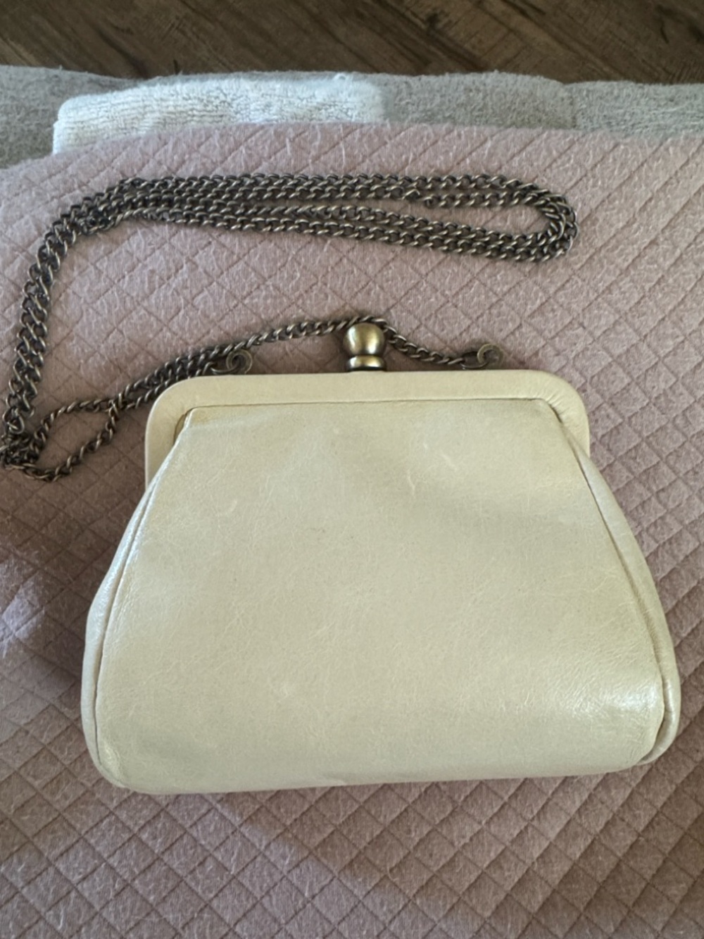 NWOT. HOBO vintage mini kisslock crossbody. Creme smooth leather